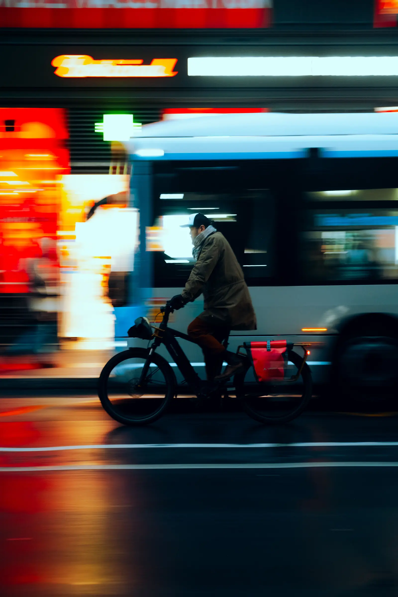 Cycliste à vélo électrique dans la circulation urbaine